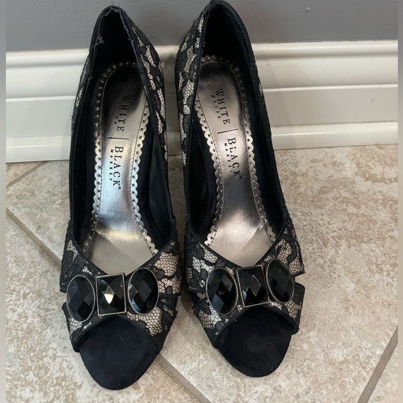 Black & white pumps size 8.5 - Picture 2 of 3